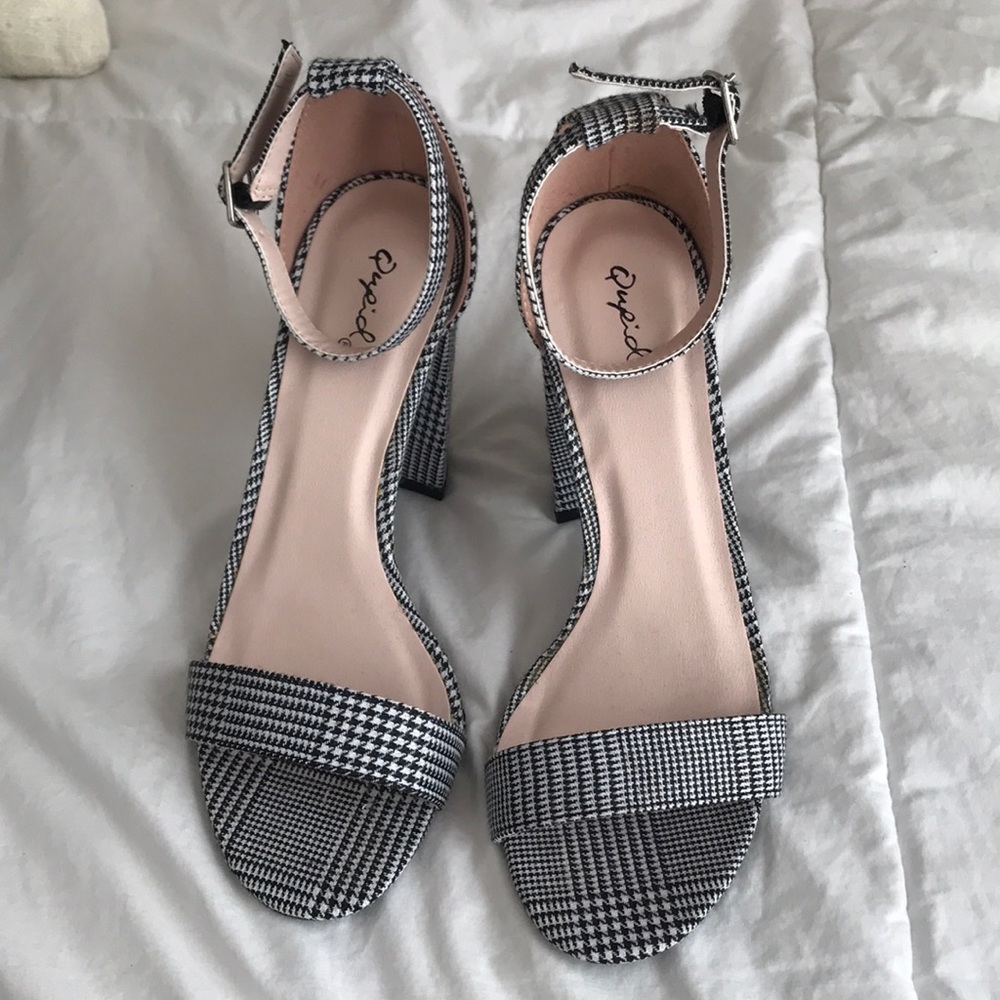 Black & white houndstooth heels